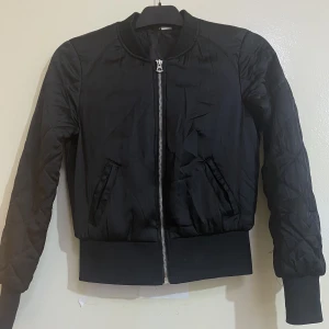 S - Svart jacka den är jätte skönt.