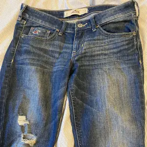 Så himla fina lowwaist jeans i den finaste tvätten från Hollister. Säljer då dom blivit för små. Inga defekter! Waist 26 length 31. Säljer för 200:-