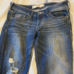 Finaste low waist jeans från Hollister w26/l31 - Så himla fina lowwaist jeans i den finaste tvätten från Hollister. Säljer då dom blivit för små. Inga defekter! Waist 26 length 31. Säljer för 200:-