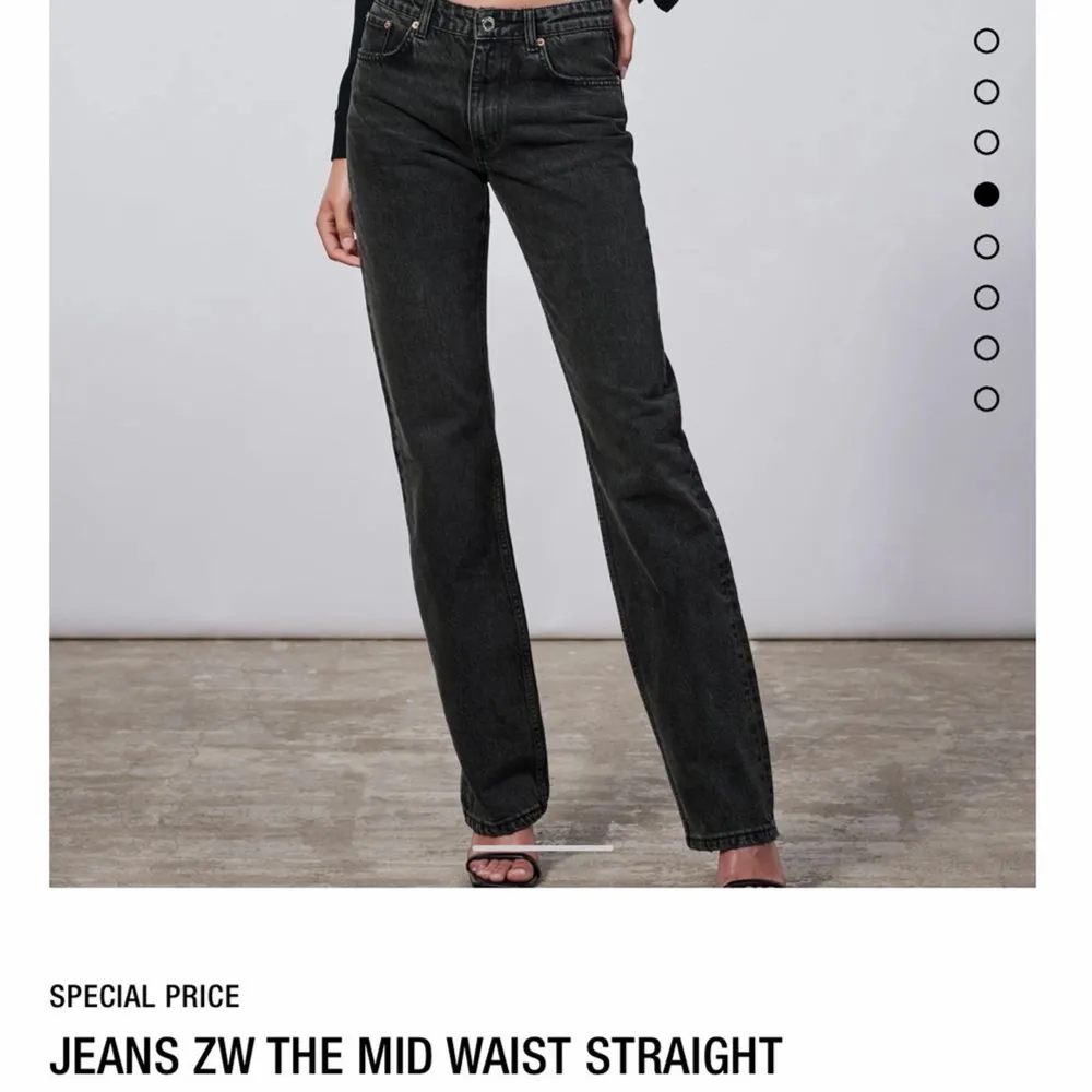säljer dessa ursnygga svarta zara jeans i storlek 34! dom har tyvärr blivit för små på mig så därför passar de bättre hos någon annan❤️. Jeans & Byxor.