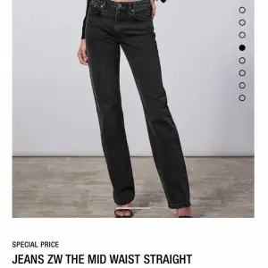 säljer dessa ursnygga svarta zara jeans i storlek 34! dom har tyvärr blivit för små på mig så därför passar de bättre hos någon annan❤️