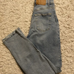 Jeans strl 34 - Ljusblå mom Jeans från HM. Passar ej mig, därför ingen bild med dom på.  Pris går att diskutera 