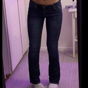 snygga lowrise jeans från lindex!! jag på bilden e 170 och s/m i jeans.