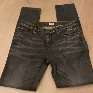 Low waist gråa jeans med guld tryck på från Tommy Hilfiger. Inga märken eller hål. 
