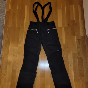 Överdragsbyxor  - Tjocka överdragsbyxor från McKinley i storlek 160. I utmärkt skick! Kan fraktas, men köparen står för frakten. Finns även andra överdragsbyxor på min sida. 💕