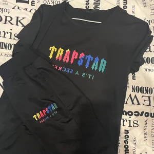 Trapstar tshirt och shorts - Helt nya och oanvända trapstar tshirt och shorts som matchar. Nypris ca 500kr. Köpare står för ev. Frakt! 