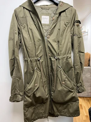 Jacka - En lång militär-färgad lång jacka från märket ESPRIT. Har i princip aldrig använt den då den inte passar på mig och hade ingen ångerrätt på den. STORLEK: M, 40