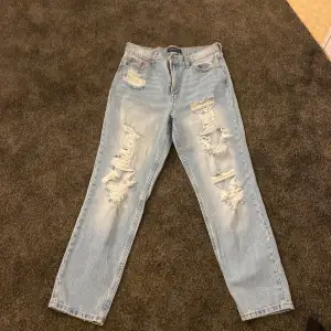 Snygga jeans from aeropostale. Aldrig använts. Köpta i Denver, Usa. De är ett par mom jeans som passar mig, jag är oftast storlek S i jeans. Lite korta men fortfarande fina. 