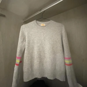 From future tröja - Säljer nu denna fina kashmir tröja ifrån fromfuture. 100% kashmir Oxh kostade 2000kr ny. Köptes förra sommaren men nästan aldrig används så därför är den fortfarande väldigt mjuk. Doxk lite knotter men inget man märker till. Säljer för 900kr❤️