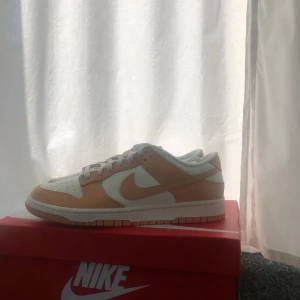 Nike dunk  - Säljer ett par helt nya dunks harvest moon, kan även tänka mig byten!