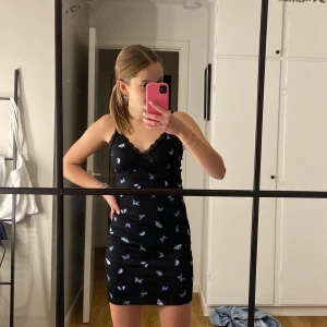 Klänning ifårn HM - En söt tajt svart mönstrad klänning ifrån HM i stl S. Aldrig använd. Frakt ingår inte!!