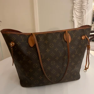 Louis Vuitton neverfull mm - En neverfull mm, i ett väl använt skick från 2011. Har köpt en ny väska så nu vill jag sälja denna snabbt och smidigt. 