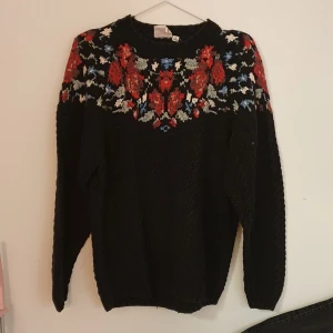 Stickad tröja S - En stickad tjocktröja i stl S, inga defekter & bra skick