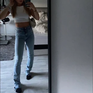 Långa jeans med slitning nertill - Långa blå jeans med slitning nertill. 