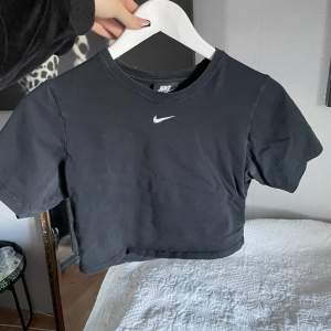Croppad t-shirt från Nike storlek M. Bra skick! 