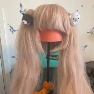 Junko Enoshima Peruk Blond med björnarna