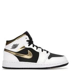 Jordan 1 (mids)  - Modell: Jordan 1 Mid White Gold Black (GS) Storlek: EUR38,5 Skick : aldrig använt då de inte är min storlek  ………………… Pris går att förhandla. 