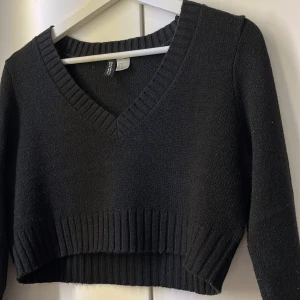 Stickad crop top från H&M - Croppad stickad tröja med långa armar och V-rigning vid halsen 😀😊😇🙂😋