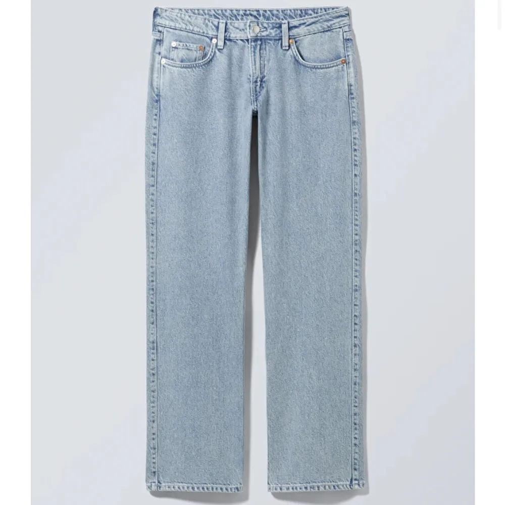 Skitsnygga ljusblåa lågmidjade jeans som knappt har används. Passformen va perfekt för mig, då de sitter bra runt midjan och är långa. 💗🤩. Jeans & Byxor.