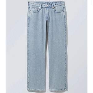 Skitsnygga ljusblåa lågmidjade jeans som knappt har används. Passformen va perfekt för mig, då de sitter bra runt midjan och är långa. 💗🤩