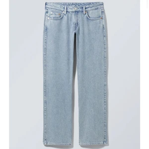 Weekday arrow low - summer blue  - Skitsnygga ljusblåa lågmidjade jeans som knappt har används. Passformen va perfekt för mig, då de sitter bra runt midjan och är långa. 💗🤩