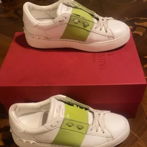 Valentino Garavani open sneaker  - Valentino Garavani open sneaker  Storlek 36 Väldigt bra skick, det är bara att höra av sig vid frågor❣️