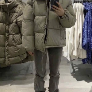 Hm jacka - Säljer denna trendiga hm jackan i storlek S, har använt fåtal gånger då jag inte gillar den längre. Skriv gärna vid intresse. Lånad bild.