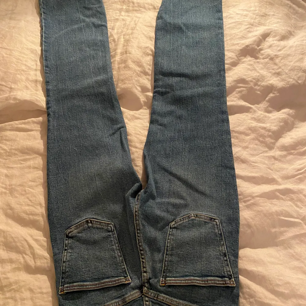 Zara byxor med prislapp kvar, ej använda. Storlek:32/xxs modell: mid waist. Jeans & Byxor.