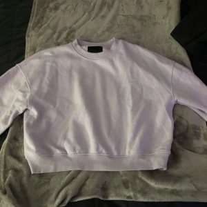Ljuslila sweatshirt  - Säljer min ljuslila sweatshirt fårn lager 157. Inte använd alls mycket:) säljer för att jag har för mycket kläder😝 Skriv vid frågor eller fler bilder osv🤍
