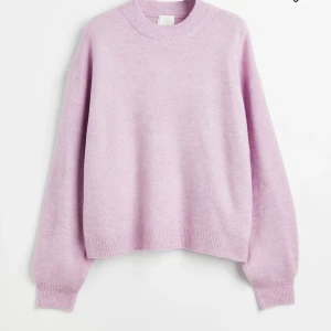 Rosa stickad tröja  - Rosa/lila stickad tröja från H&M, aldrig använd. Köptes för 200kr💕.