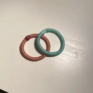 Två armband rosa o turkos. Man får båda för 5kr