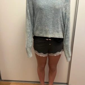 Blå tröja str m - Från märket pull&bear köpt för 200kr använd inga skador ser ut som ny