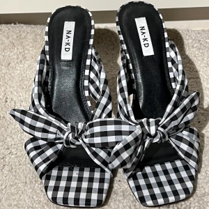 Klackar från na-kd - Söta & bekväma klackar från na-kd i strl 39💕 aldrig använda ⭐️ pris: 180 kr + frakt 