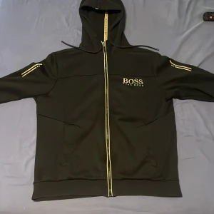 Hugo boss zip hoodie - Hugo boss zip hoodie köpt för ett tag sen men är i bra skick eftersom den inte har använts så mycket.