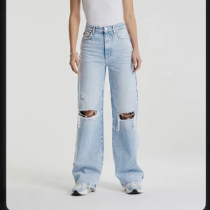 Gina tricot idun wide jeans bleach blue des - Jeansen är för stora för mig och är därför Aldrig använda, prislappen är kvar ordinarie pris 599kr