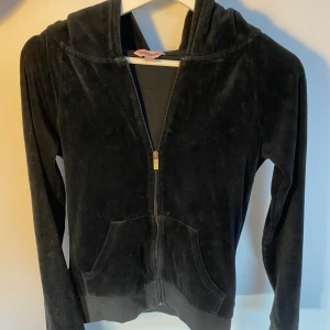 Juicy couture kofta - En svart juicy couture kofta med dragkedja  Kunden står för frakt, inga byten.