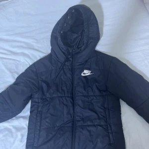 Nike jacka  - Storlek S, köpt förra året, jätte fint skick och tvättas innan den fraktas. Inköpt för 800kr
