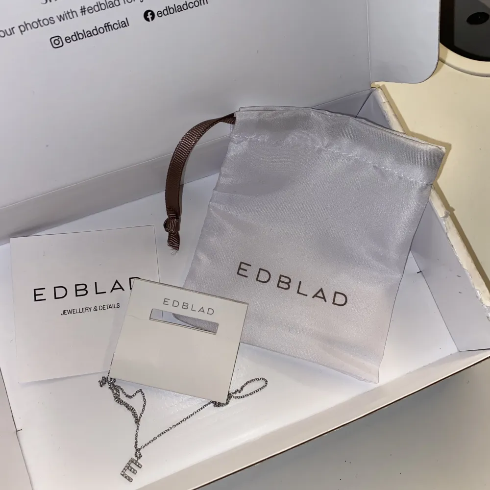 Oanvänt halsband från Edblad 🫶🏻frakten ingår i priset . Accessoarer.