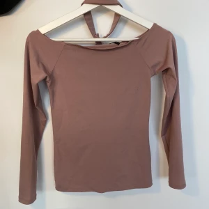 Bil bok topp - Rosa topp från Bik bok med band runt halsen  Kunden står för frakt, inga byten.