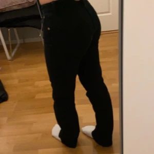 Zara jeans  - Säljer mina svarta zara straight jeans i storlek 34. Jättefina och i bra skick! Köpa för typ 370, kommer inte riktigt ihåg ❤️