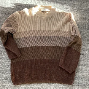 Stickad tröja  - fin stickad tröja  Se märke på sista bilen, något franskt fint märke tror jag det är 