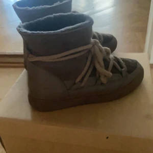 Inuikii skor - Säljer mina inuikii skor i färgen classic Taupe. Jättefint skick! Strö 39.  Köpta på nk i Göteborg (kan leta fram kvittot). Kartong finns. Säljes för 1500kr Kan mötas upp i centrala Göteborg eller skickas mot att köparen betalar frakt.