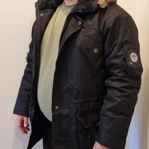 Robust vinterjacka av Norskkvalite - Robust vinterjacka av Norskkvalite med många fickor på insida och utsida.  Knappt använd och så gott som ny.  Storlek S.  Hoppas någon annan finner glädje i denna härliga jacka!  Finns att hämta i Södertälje eller köparen står för frakten. 