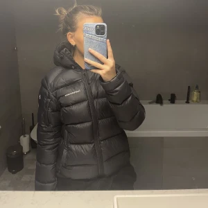 Peak performance jacka - BUD PÅ 1600kr nu. Superfin svart Peak jacka. Använd men jättebra skick, inga defekter. Perfekt för att åka skidor i eller kalla dagar. Nypris 4200kr. 66kr frakt tillkommer.  Skickar gärna fler bilder. 