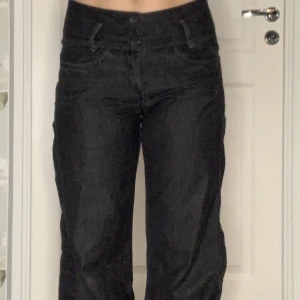 Jeans Lindex  - Otroliga jeans från Lindex, svårt att få med hela plagget då bilderna croppas när de lägga in i annonsen, men bara att skriva så skickar jag fler bilder:) superfint skick! De är antingen svarta eller mörkgrå, lite osäker:)