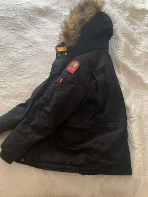 Parajumper - Äkta Parajumper i Storlek S i barn, köpt på kidsbrandstore för nypris 6300kr och säljs till bra pris 