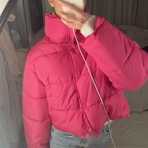 Jacka - Superfin rosa puffer från nakd. Använd ett fåtal gånger, som nyskick! 💖