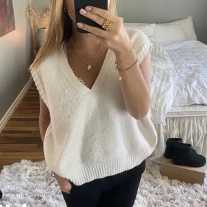 Stickad väst - LÅNAD BILD! Säljer samma väst från gina tricot i storlek Xs/s i fint skick❤️Hör av dig om du vill köpa eller ha mer bilder!