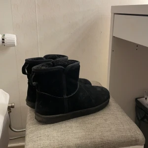 Skor  - Säljer mina svarta Uggs. Inte äkta. Dem ser lite smutsiga men dem kommer även att tvättas 100% innan dem postas!