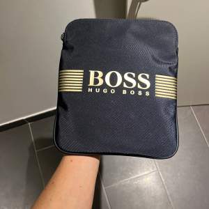 En Hugo boss väska i näst intill nyskick använd Max 5 gånger kvitto finns. Priset är förhandlingsbart kom med förslag.frakta eller mötas köpare står för frakt 